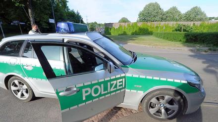 Polizeiwagen in der Nähe des Psychiatrischen Zentrums Nordbaden in Wiesloch. Von dort ist der Taximörder am Wochenende ausgebrochen.