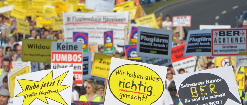 Es wird laut am BER. Wer in der Einflugschneise des neuen Flughafens wohnt, braucht vernünftigen Schallschutz, um sein eigenes Wort zu verstehen. Seit Jahren demonstrieren Anwohner, doch die Flughafengesellschaft macht es ihnen bewusst schwer.