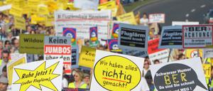 Es wird laut am BER. Wer in der Einflugschneise des neuen Flughafens wohnt, braucht vernünftigen Schallschutz, um sein eigenes Wort zu verstehen. Seit Jahren demonstrieren Anwohner, doch die Flughafengesellschaft macht es ihnen bewusst schwer.
