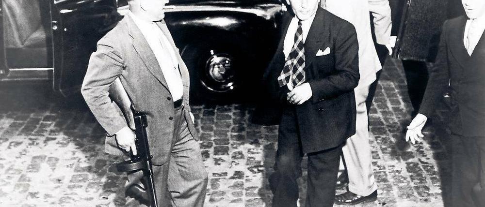 New York 1944. Mafia-Boss Louis Buchalter (Mitte) wird zum Gericht gebracht. Er stirbt auf dem Elektrischen Stuhl. 