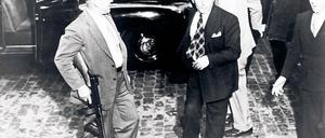 New York 1944. Mafia-Boss Louis Buchalter (Mitte) wird zum Gericht gebracht. Er stirbt auf dem Elektrischen Stuhl. 