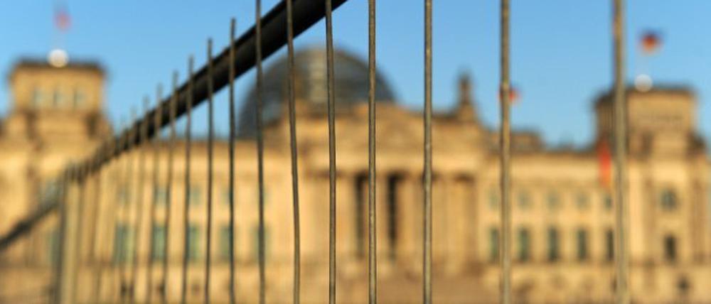 Kein Zutritt: Das gilt aber nur für die Rasenfläche vor dem Bundestag und nicht für das Gebäude