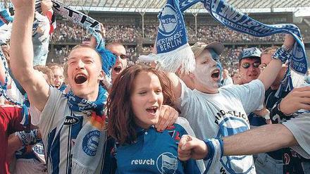 Und wo geht’s zum Vip-Bereich? Herthas Fans feierten 1997 den Aufstieg im Olympiastadion und auf dem Maifeld. 