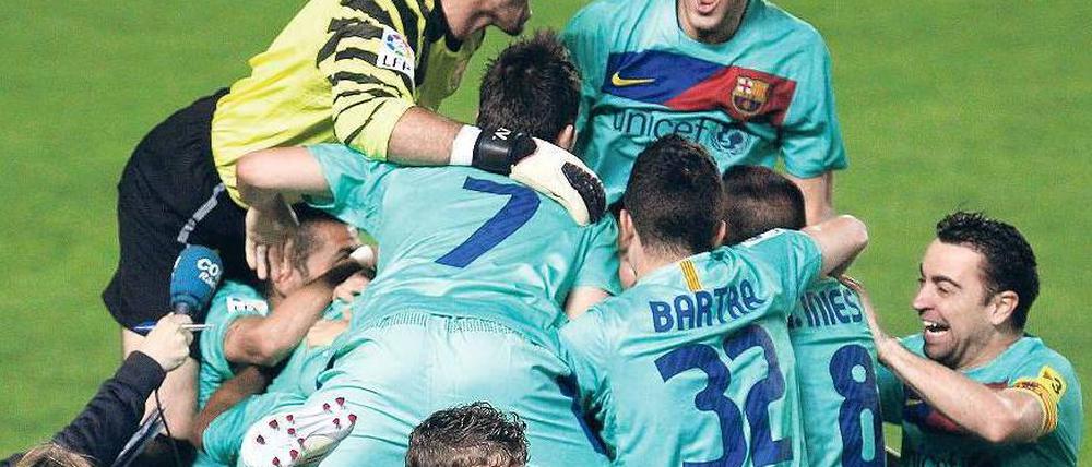 Im Dauerjubel. Unter Trainer Guardiola gewinnt der FC Barcelona Titel um Titel, nun kam die 21. Meisterschaft dazu. Foto: dpa