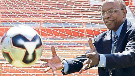 Die Hände sind geöffnet. Funktionär Jack Warner gilt als Wiederholungstäter für mangelnde Transparenz in der Fifa. Foto: dpa