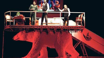 Raubtier Russland. Angus Wood, Alexey Antonov und Pavel Shmulevich in Andrea Moses’ Inszenierung. 