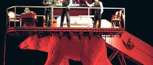 Raubtier Russland. Angus Wood, Alexey Antonov und Pavel Shmulevich in Andrea Moses’ Inszenierung.