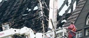 Ein Bild der Zerstörung. Nach dem Dachstuhlbrand in dem denkmalgeschützen Bau in Charlottenburg am Freitag gingen die Aufräumarbeiten am Tag danach weiter. 