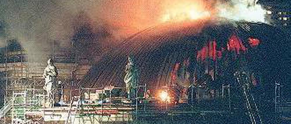 Unter der Kuppel. 1994 brannte der Deutsche Dom. 