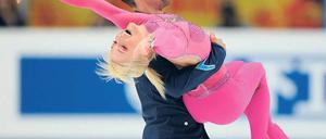 Weltklassepaar mit Privattrainer. Noch müssen die Weltmeister Aljona Sawtschenko und Robin Szolkowy ihren Trainer Ingo Steuer selber bezahlen. Wenn es nach dem Brandenburgischen Oberlandesgericht geht, können sie sich diese Ausgaben in Zukunft sparen. Foto: dpa