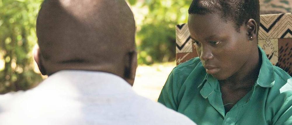 Vergeben. In einem Flüchtlingslager in Uganda sollen Gespräche der ehemaligen Kindersoldatin Molly helfen, die Erlebnisse des Bürgerkriegs zu verarbeiten.