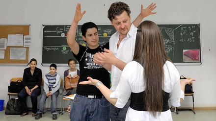 Alles Theater. Die Schüler proben im Klassenzimmer.