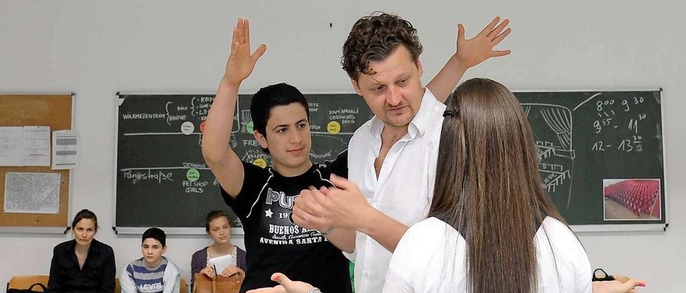 Alles Theater. Die Schüler proben im Klassenzimmer.