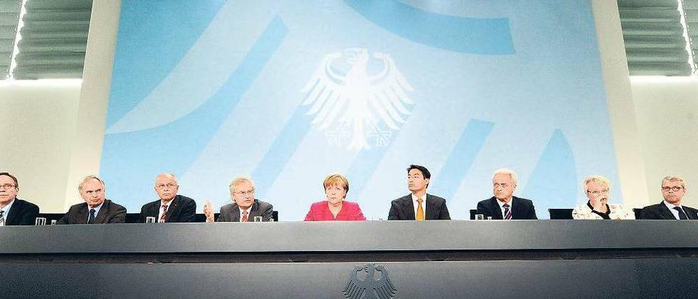 Kräfte bündeln. Gemeinsam mit der Bundeskanzlerin präsentierten vier Minister und vier Herren aus der Wirtschaft den Plattform-Bericht. Von links: Autopräsident Wissmann, BDI-Chef Keitel, der IG-Metall-Vorsitzende Huber und schließlich Plattformchef Kagermann. 