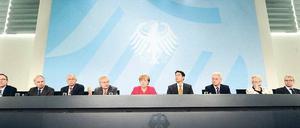 Kräfte bündeln. Gemeinsam mit der Bundeskanzlerin präsentierten vier Minister und vier Herren aus der Wirtschaft den Plattform-Bericht. Von links: Autopräsident Wissmann, BDI-Chef Keitel, der IG-Metall-Vorsitzende Huber und schließlich Plattformchef Kagermann. 