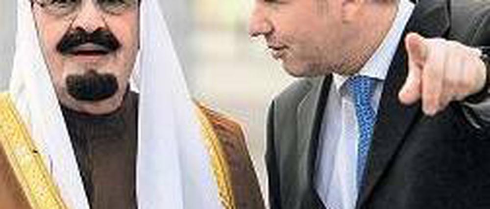 Royaler Gast. Der Regierende Bürgermeister Klaus Wowereit begrüßte König Abdallah von Saudi-Arabien in Berlin. Foto: ddp