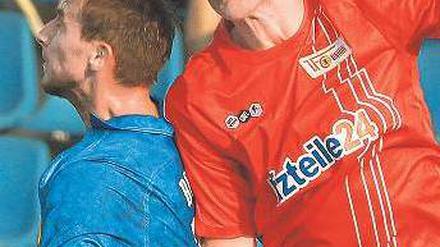 Urlaub mit Kopfweh. Dominic Peitz (re.) zog sich eine Gehirnerschütterung zu. Foto: dpa