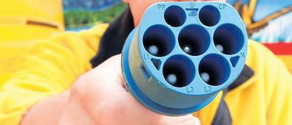 Einmal vollladen, bitte. In mehreren „Schaufenster-Regionen“ soll Elektromobilität in der Praxis demonstriert werden. Wie in Berlin, wo die Post E-Transporter erprobt.