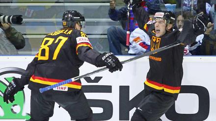 Patrick Reimer (r) und Philip Gogulla jubeln nach dem 2:0 gegen Russland.