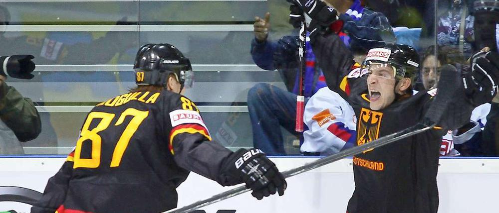 Patrick Reimer (r) und Philip Gogulla jubeln nach dem 2:0 gegen Russland.