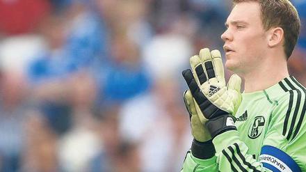 Nicht allein vorm Tor. Manuel Neuer musste angesichts seines anstehenden Wechsels zu Bayern München weniger Hass der Schalke-Fans einstecken als befürchtet. Foto: dpa