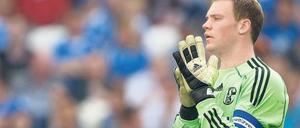 Nicht allein vorm Tor. Manuel Neuer musste angesichts seines anstehenden Wechsels zu Bayern München weniger Hass der Schalke-Fans einstecken als befürchtet. Foto: dpa