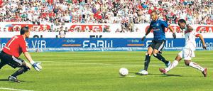 Einer geht noch. Stuttgarts Brasilianer Cacau bringt sein Team früh in Führung. Später trifft er noch zum 3:0-Endstand. Foto: Reuters