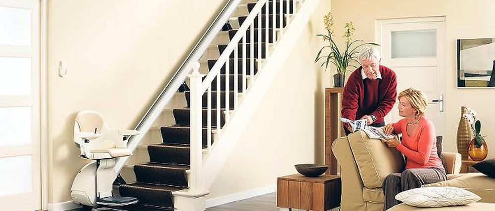 Ein Treppenlift schlägt mit rund 10 000 Euro zu Buche. Man kann ihn aber auch gebraucht kaufen oder – nach einer größeren Einmalzahlung – mieten.