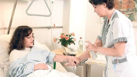 Fingerspitzengefühl. Krankenpfleger brauchen nicht nur jede Menge Fachwissen, sondern auch viel