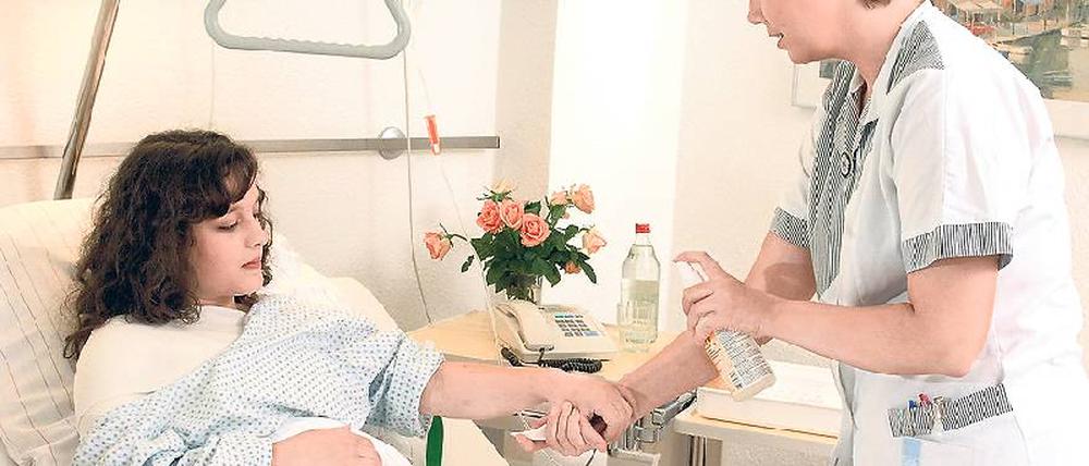 Fingerspitzengefühl. Krankenpfleger brauchen nicht nur jede Menge Fachwissen, sondern auch viel