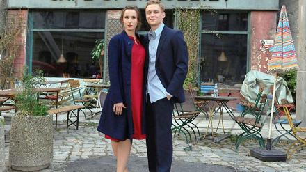 Draußen nur Kännchen. Vor stilechter Kulisse posieren Peri Baumeister (l.) und Matthias Schweighöfer. Sie spielt Olga, er Wladimir. Der Kinostart des Films ist für das Frühjahr 2012 angekündigt.