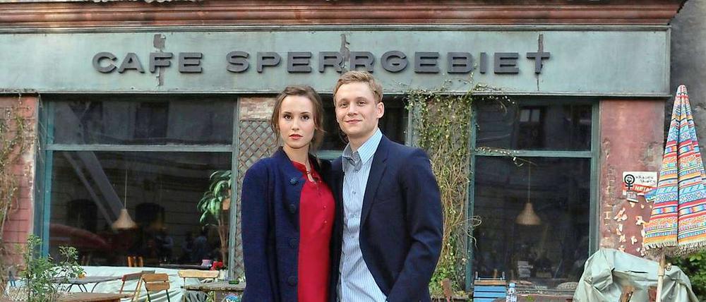 Draußen nur Kännchen. Vor stilechter Kulisse posieren Peri Baumeister (l.) und Matthias Schweighöfer. Sie spielt Olga, er Wladimir. Der Kinostart des Films ist für das Frühjahr 2012 angekündigt.