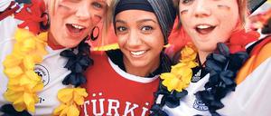 Erste Heimat Deutschland. Ihre Eltern kamen aus der Türkei, aus Vietnam, Polen oder Italien, sie selbst sind durch und durch Berliner. Trotzdem suchen immer mehr junge Mi- granten eine berufliche Perspektive im Ausland. „Das sind Fachkräfte, die uns verloren gehen“, warnt der TDU-Vorsitzende Hüsnü Özkanli. Foto: picture-alliance/dpa