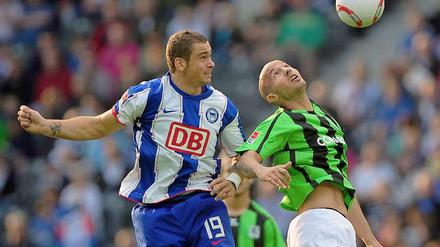 Vergeblich gestreckt: Der Berliner Pierre-Michel Lasogga (l) gegen den Münchner Necat Aygün.