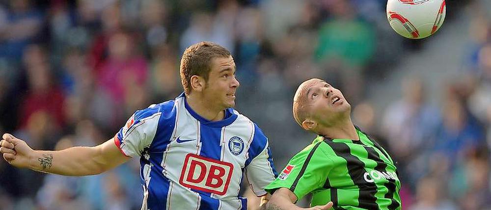 Vergeblich gestreckt: Der Berliner Pierre-Michel Lasogga (l) gegen den Münchner Necat Aygün.