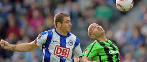 Vergeblich gestreckt: Der Berliner Pierre-Michel Lasogga (l) gegen den Münchner Necat Aygün.