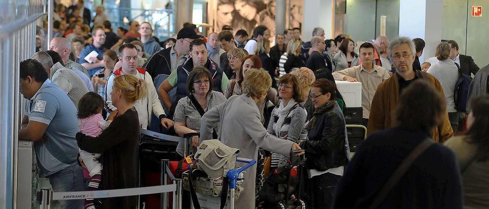 Warten auf Informationen. Die Wartehallen am Flughafen Tegel füllten sich am Freitag.