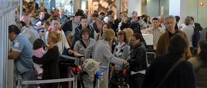 Warten auf Informationen. Die Wartehallen am Flughafen Tegel füllten sich am Freitag.