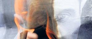 Protest. Demonstranten verbrennen ein Bild von Syriens Staatschef Assad.