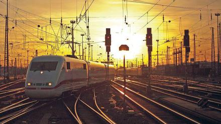 Licht und Schatten. Ihre Zugflotte hat der Bahn zuletzt viel Ärger bereitet. Pannen will sie sich nun nicht mehr bieten lassen. Foto: dapd