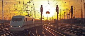 Licht und Schatten. Ihre Zugflotte hat der Bahn zuletzt viel Ärger bereitet. Pannen will sie sich nun nicht mehr bieten lassen. Foto: dapd