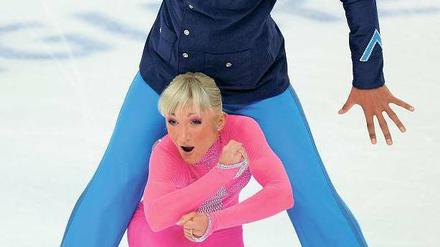Perfekt in Pink. Aljona Sawtschenko und Robin Szolkowy liefen in Moskau mehr als fehlerfrei. Foto: AFP