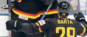 Sensation geschafft. Patrick Reimer feiert kurz vor dem Ende seinen Treffer zum 2:0 gegen Russland, Philip Gogulla (l.) und Stefan Barta umarmen ihren Teamkollegen. Foto: Reuters