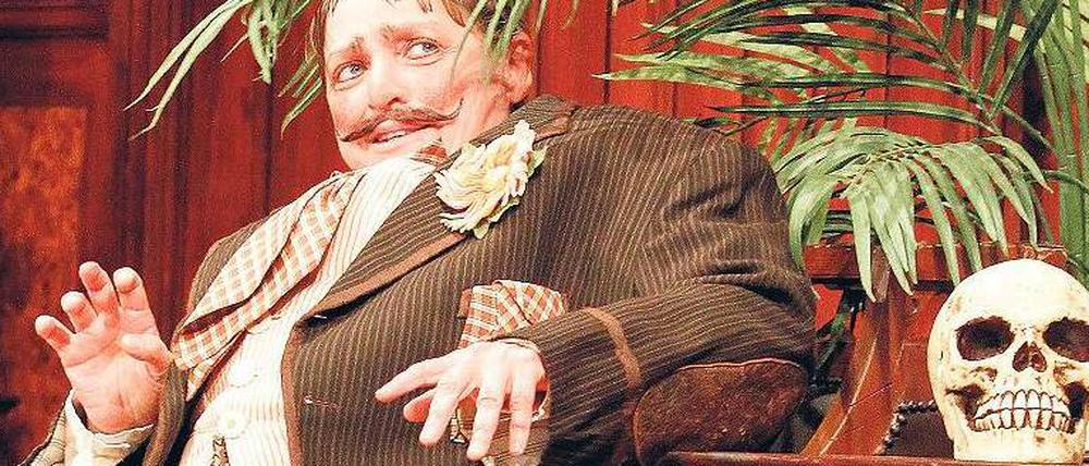 Voller Körpereinsatz. Katharina Thalbach als Theaterdirektor Emanuel Striese in der von ihr inszenierten Boulevardkomödie. 
