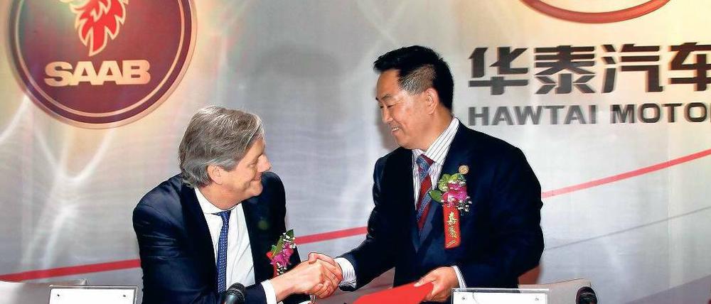 Hand drauf. Spyker-Chef Victor Muller und Hawtai-Vizechef Richard Zhang besiegeln ihre Zusammenarbeit. Foto: Reuters