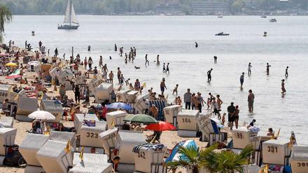 Zur Eröffnung des Strandbades Wannsee kamen gleich Tausende.