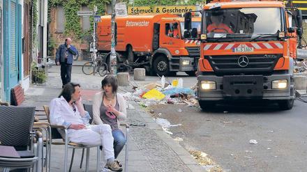 Aufräumen in Kreuzberg. Bis in die frühen Morgenstunden beseitigte die Stadtreinigung die Überreste des Myfests.