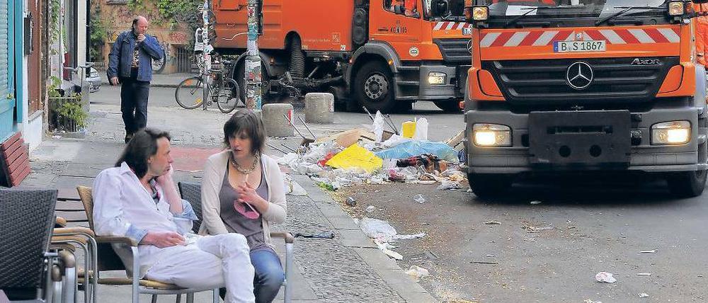 Aufräumen in Kreuzberg. Bis in die frühen Morgenstunden beseitigte die Stadtreinigung die Überreste des Myfests.