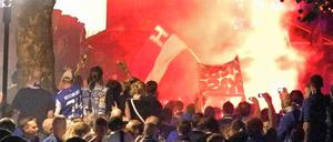 Hertha-Fans feiern den Aufstieg nach einer Niederlage gegen 1860 München. Es kam zu kleineren Rangeleien und einigen Festnahmen nach Flaschewürfen und dem Abbrennen von Pyrotechnik.