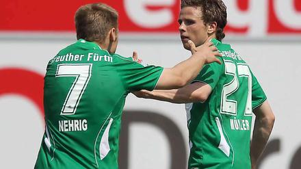 Kommst du mit in Liga Eins? Der Fürther Nicolai Müller (r.) jubelt mit seinem Kollegen Bernd Nehrig über seinen Treffer zum 1:0.